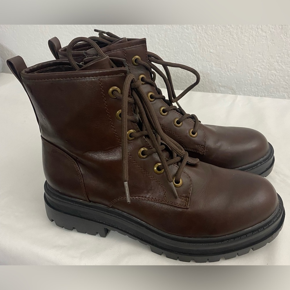 Dream Pairs Lace Up Ankle Combat Boots
Size 9
Brown